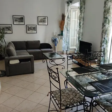 La Perle Du Louvre Menton